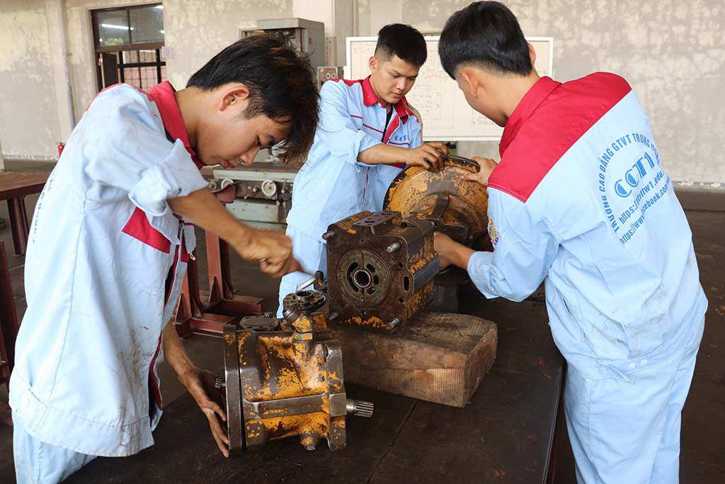  NGHỀ SỬA CHỮA MÁY THI CÔNG XÂY DỰNG, NGHỀ SỬA CHỮA ĐIỆN MÁY CÔNG TRÌNH - BỆ PHÓNG CHO TƯƠNG LAI